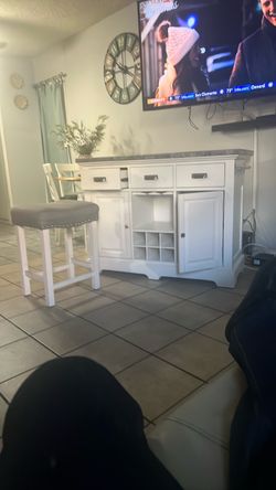 I am sale Bar table 2 benches