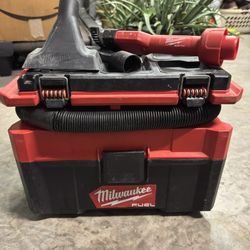 Milwaukee M18 FUEL PACKOUT 18-Volt Lithium-Ion Cordless 2.5 Gal. Wet/Dry Vacuum