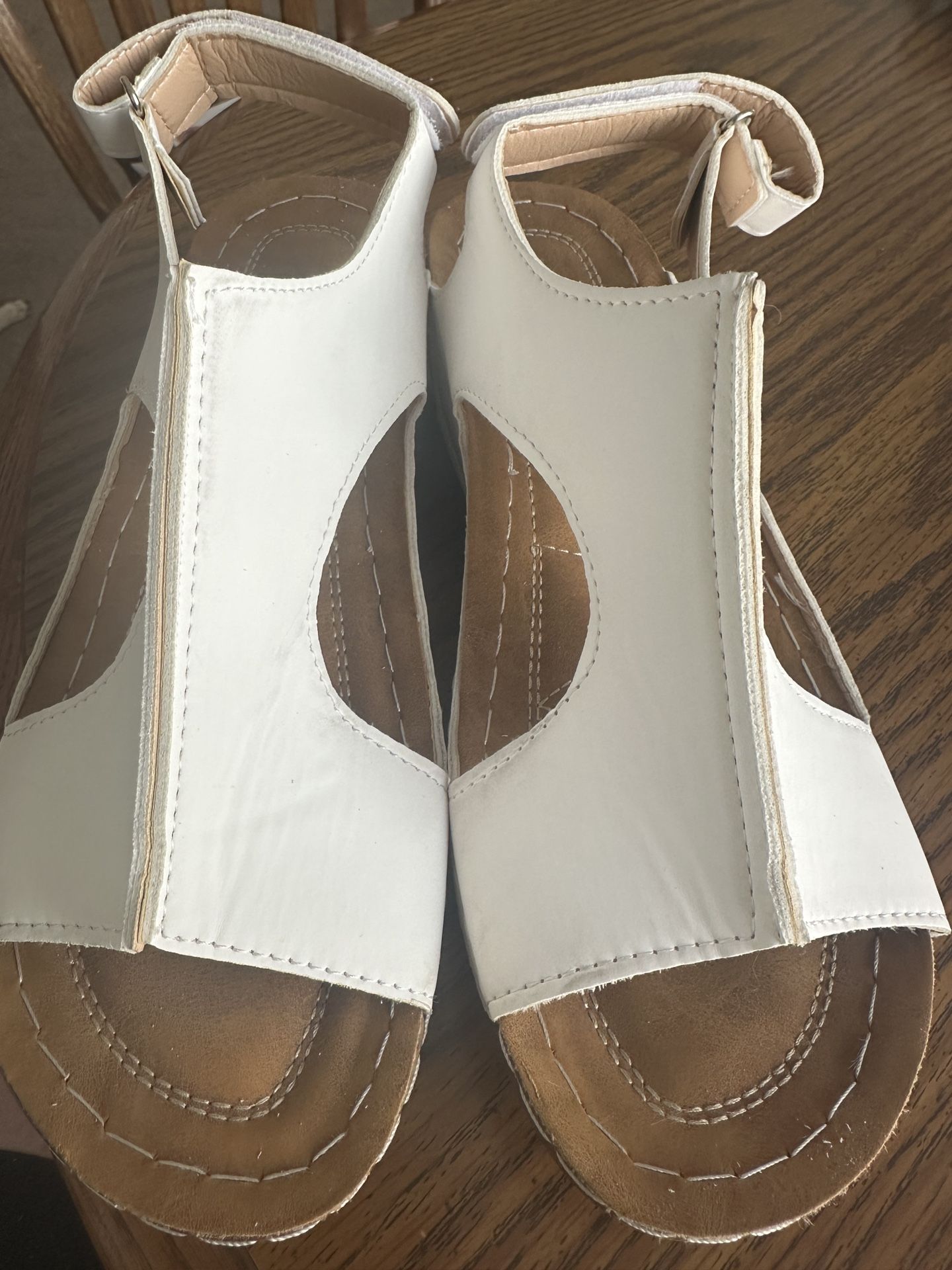 WOMENS WHITE SIDE CUTOUT SANDALS 