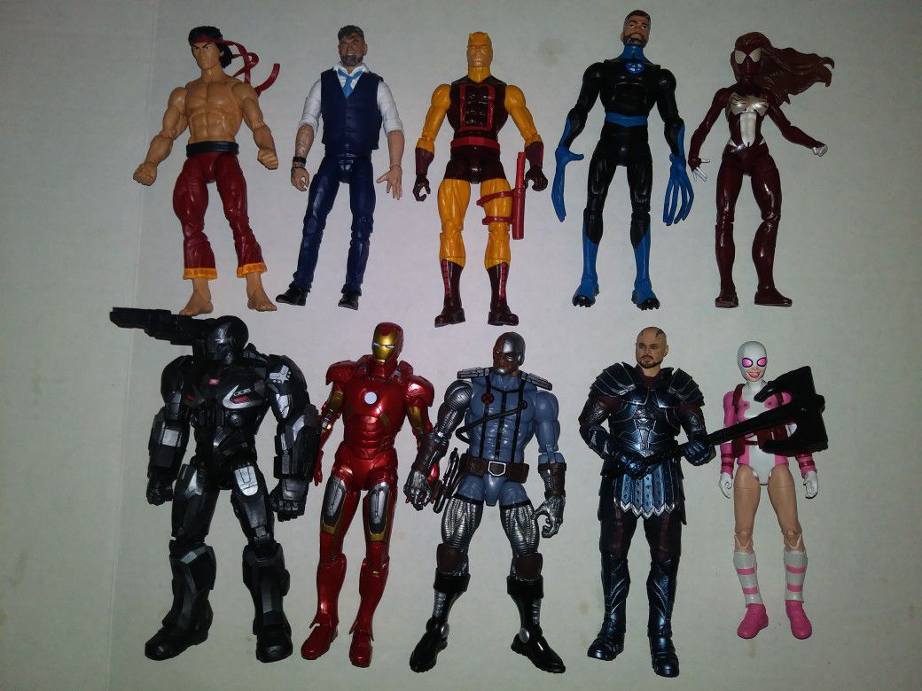 10 Marvel Legends figures