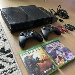 Xbox One Console (Day One Edition) - 2 Controllers, 2 Games, Kinect