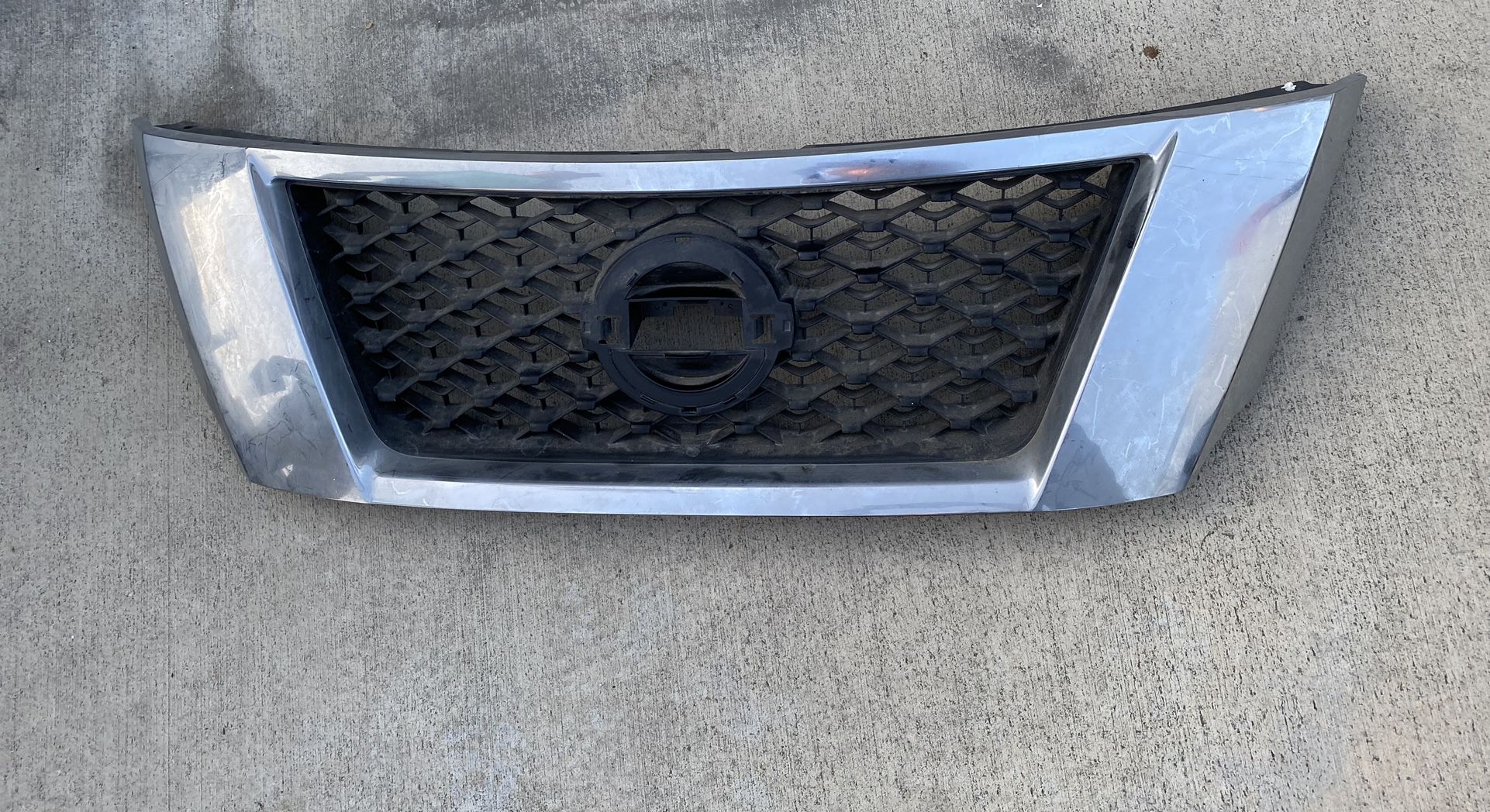 Nissan Pathfinder Grille Upper 2013 2014’ 2015’ 2016’ 2017’ Used