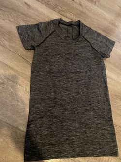 Lululemon shirt size 4