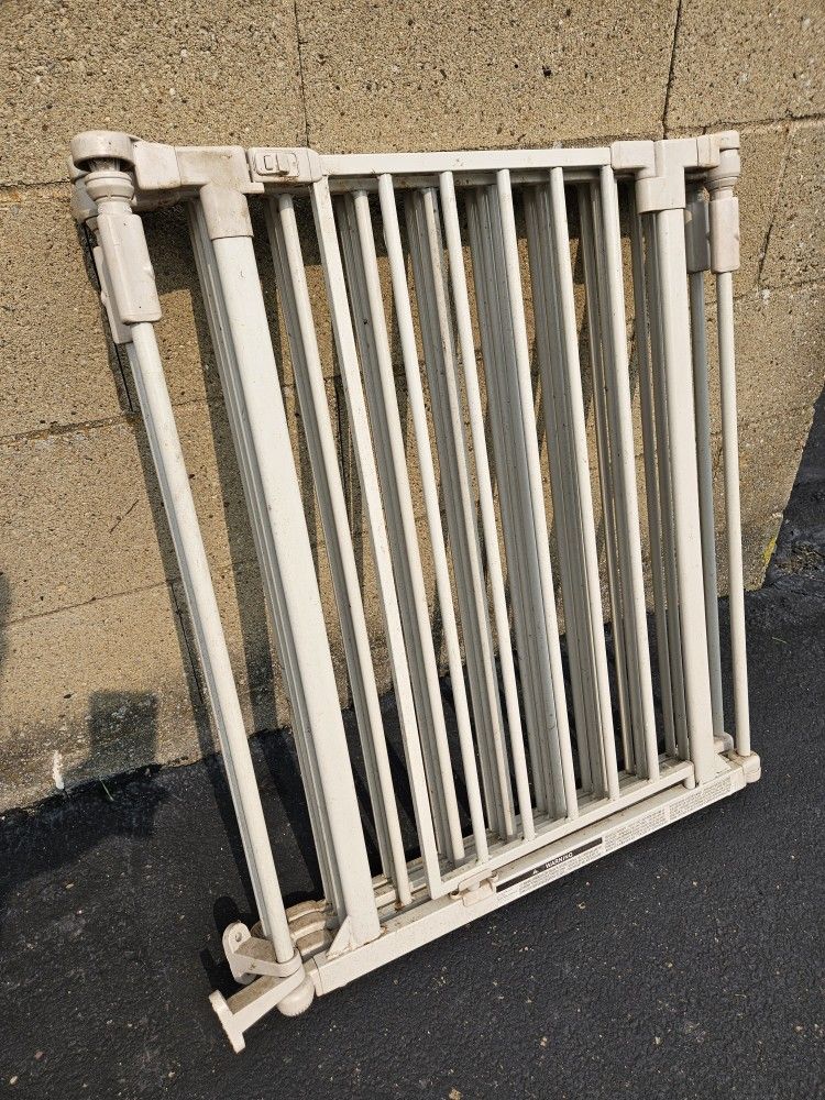 Sturdy Gate For Pet / Baby