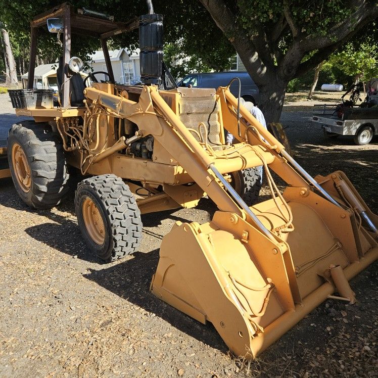 Case 4WD Tractor, No Smog to worry about ever. One sharp old timer said " don't get rid of it, the new ones are Junk!". Bucket with Claw. Very handy a