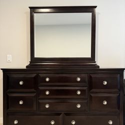 Dresser dark brown with 9 drawers and mirror/like new/delivery is negotiable