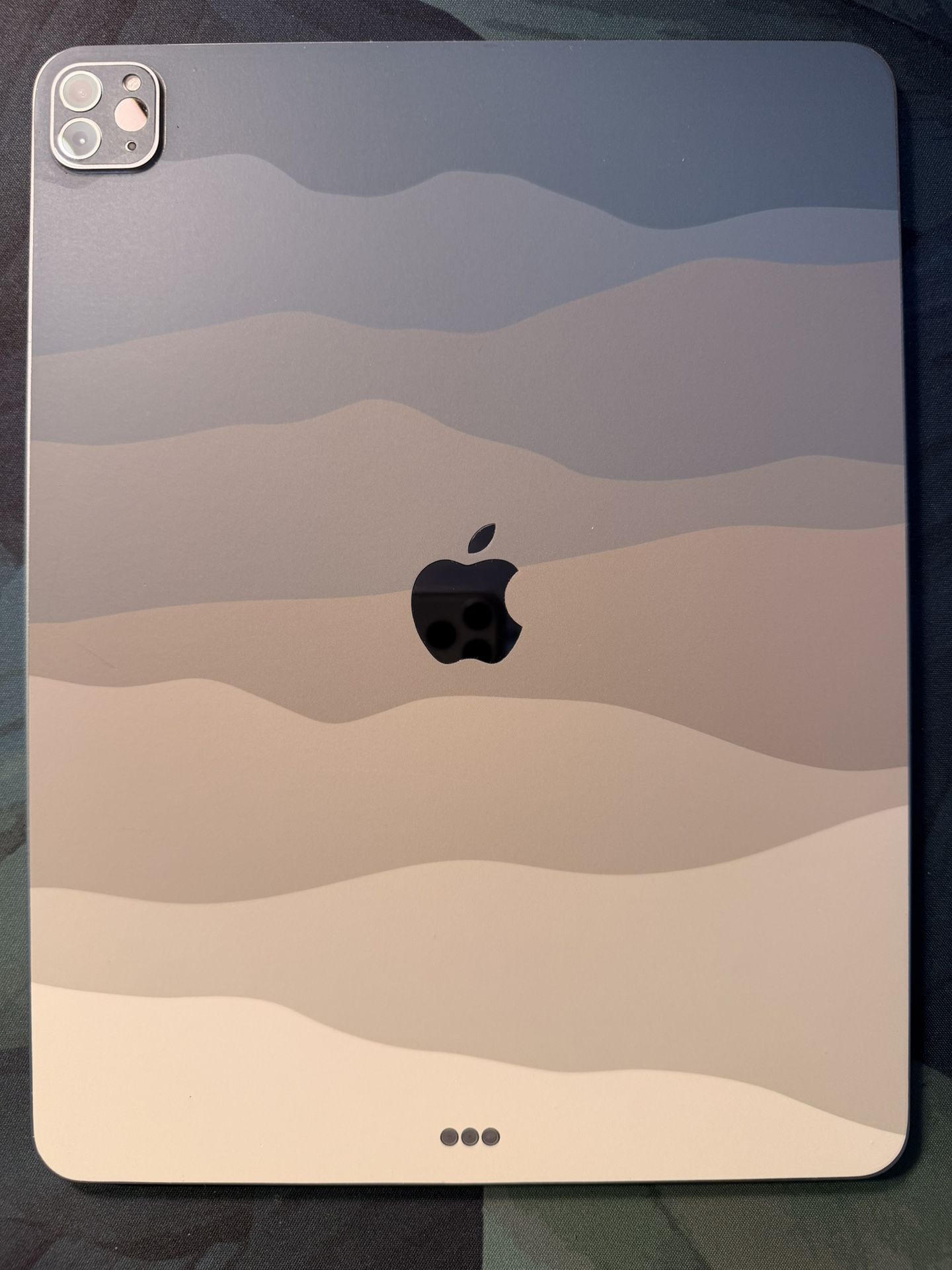 iPad Pro 12.9” (6th Gen) 256gb /w Apple Pencil and Case