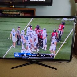 SAMSUNG 40" HD 3D CAPABLE TV With SWIVEL STAND 