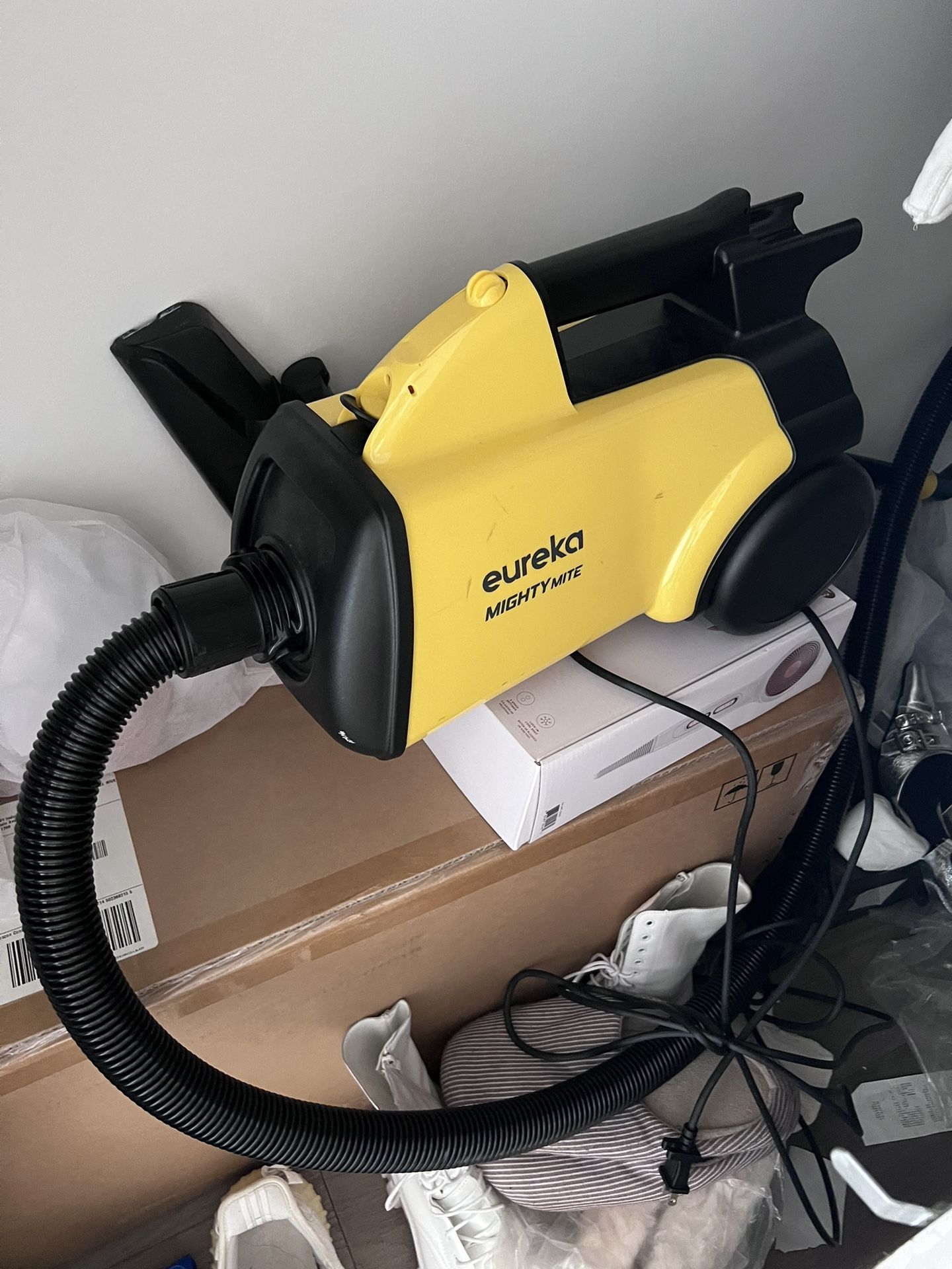 Eureka Vacuum Cleaner With 2 Extra Bags