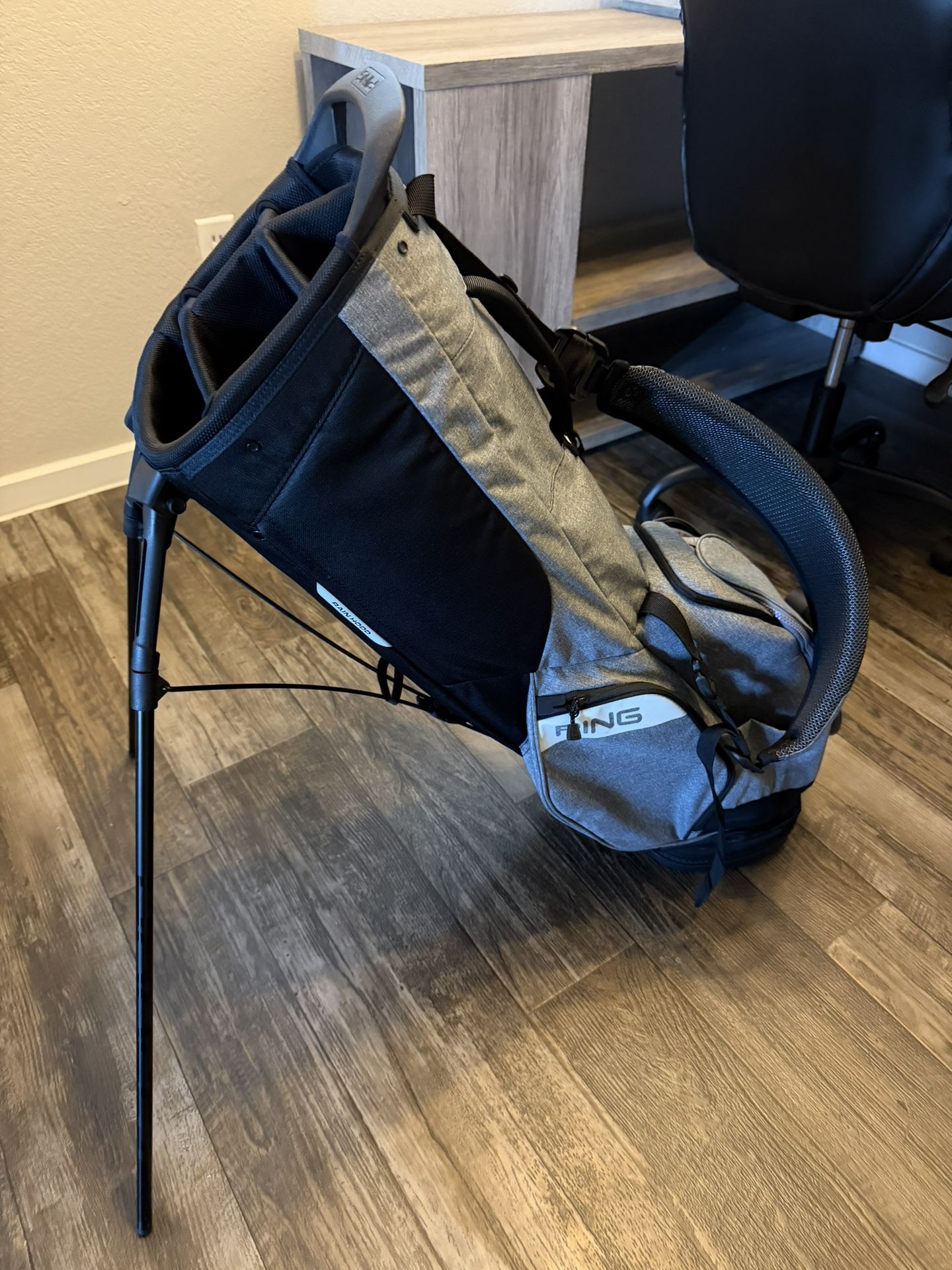 Near new Ping Hoofer Bag (stand bag)
