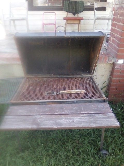 BBQ Grill... Looking For A Good Home