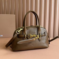 Fashionable women's handbag