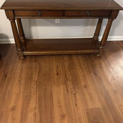 Living Or Family Room Accent Table. Very Good Condition. 