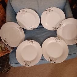 7 Graydon Hall Dinner Plates
