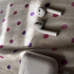  Apple AirPods (2nd Gen) with Charging Case