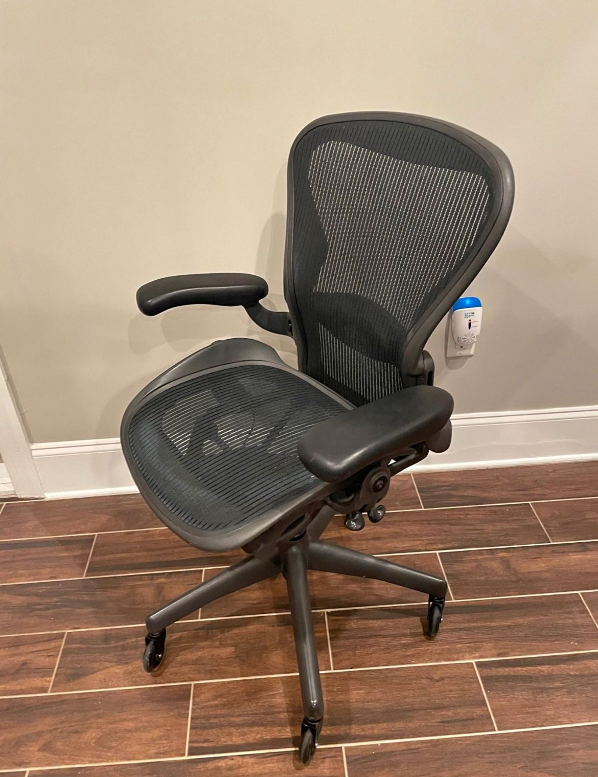 💺 Herman Miller Aeron Chair – LIKE NEW