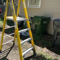 4ft Podium Ladder 