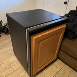 Mini Fridge / Beverage Cooler / Wine Fridge