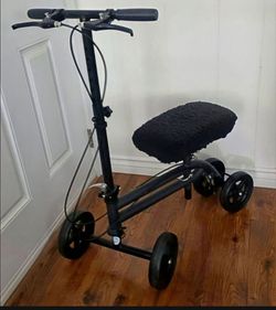 KNEEROVER KNEE SCOOTER/WALKER. MATTE BLACK. FOLDABLE. ADJUSTABLE. DUAL BRAKES. PAD W/SERPA COVER. EXCELLENT CONDITION!