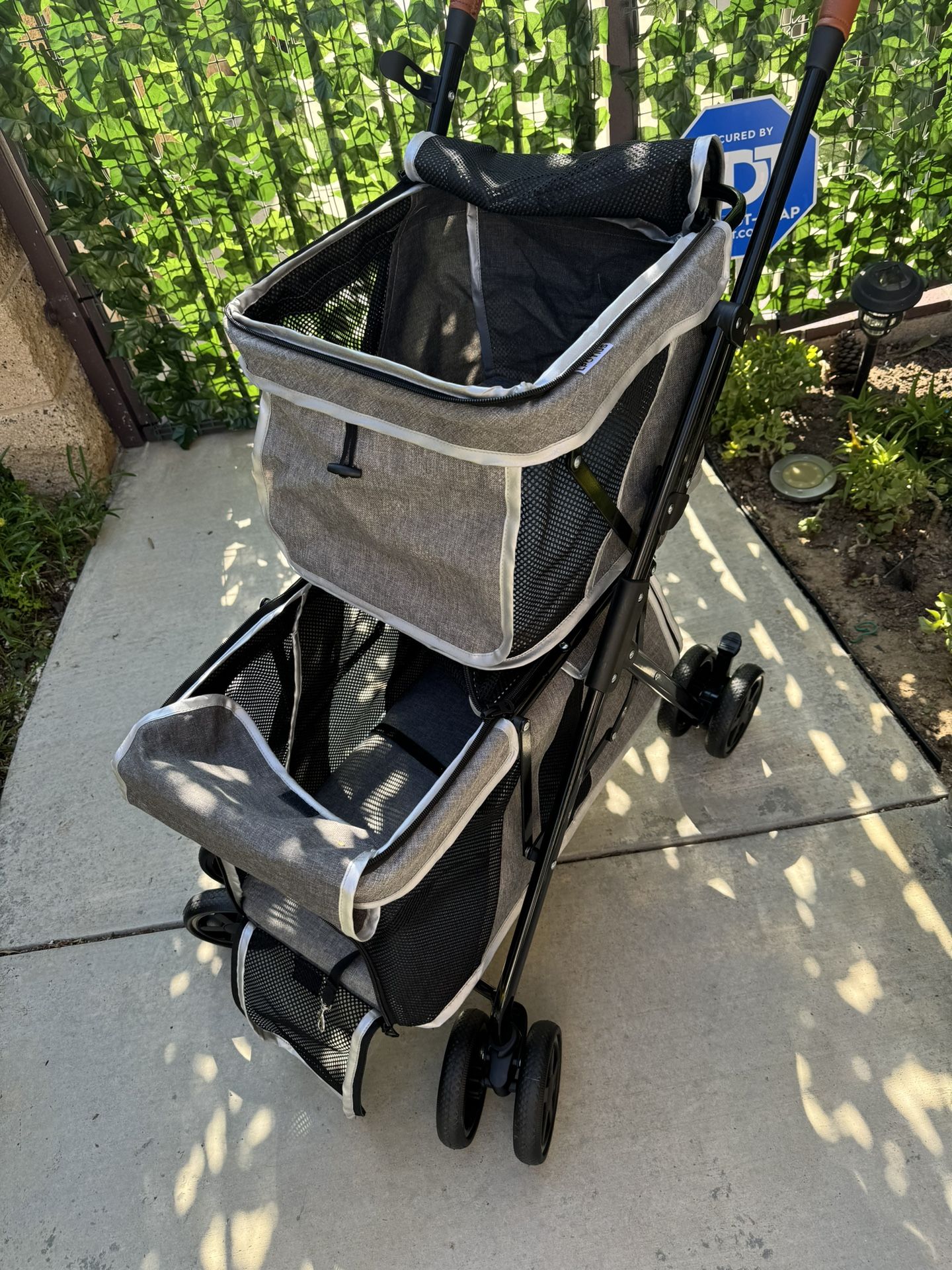 Double Stroller For Cat And Dog. Lightweight Max Weight 4 Pounds.• Brand new Condition 