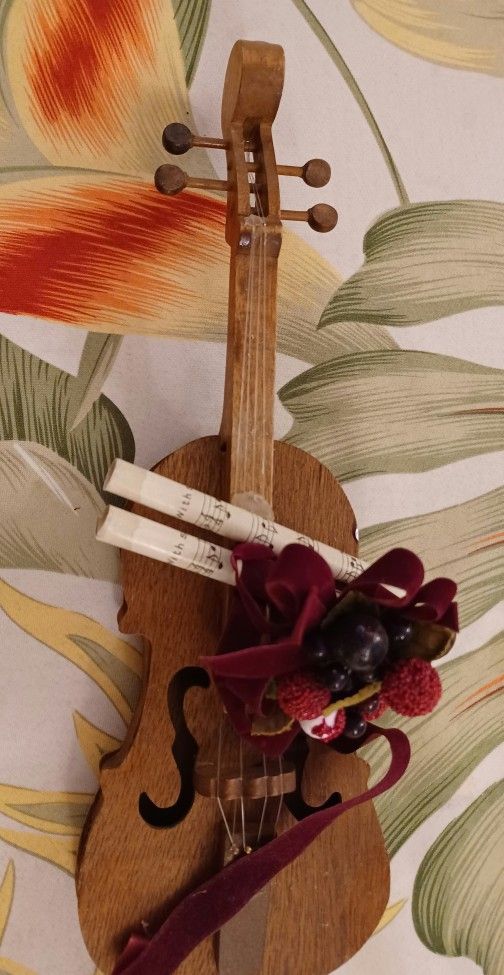 Decor. Violin . Appr.12"