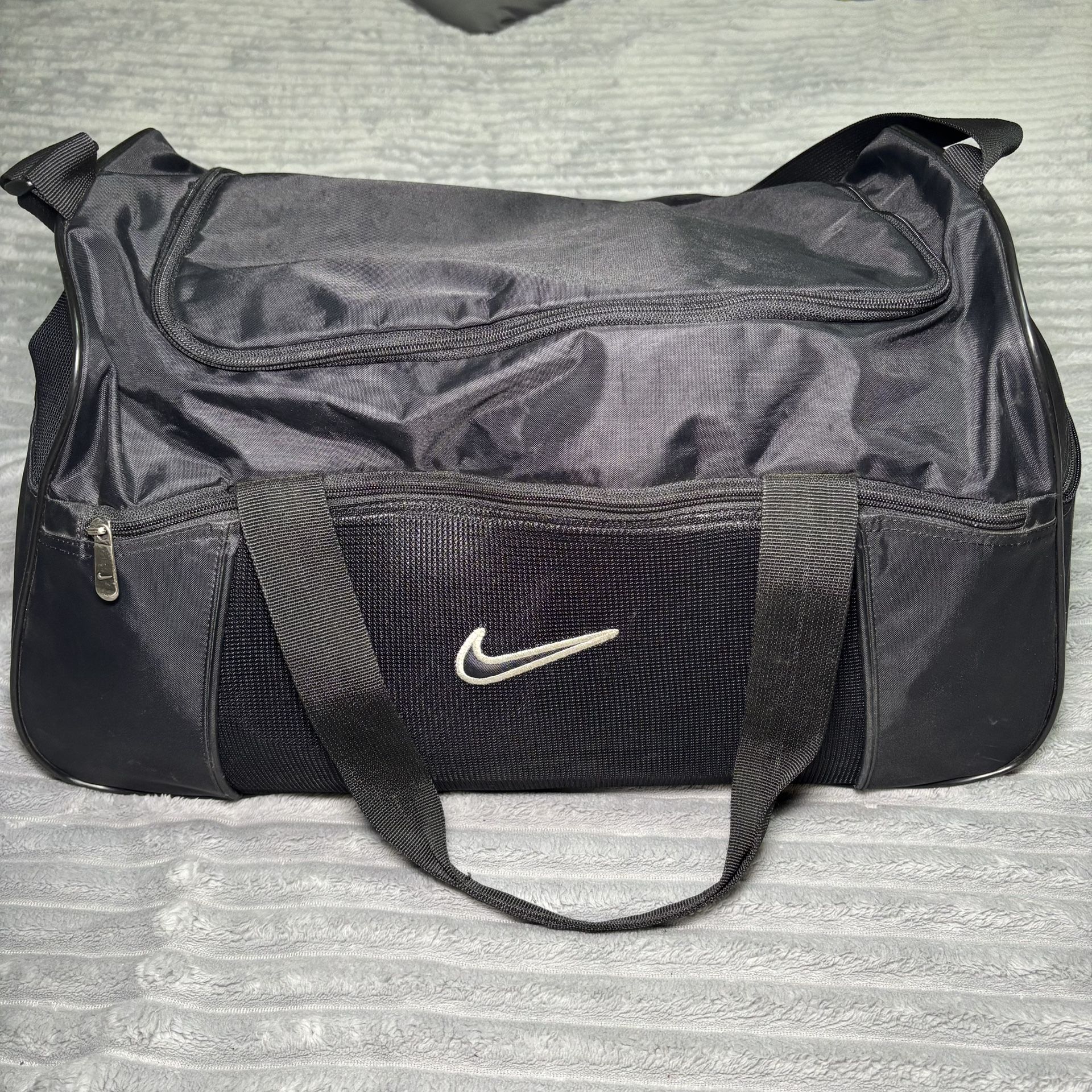 Nike Duffel Medium Black Vintage Embroidered Logo Sports Gym Travel Workout bag