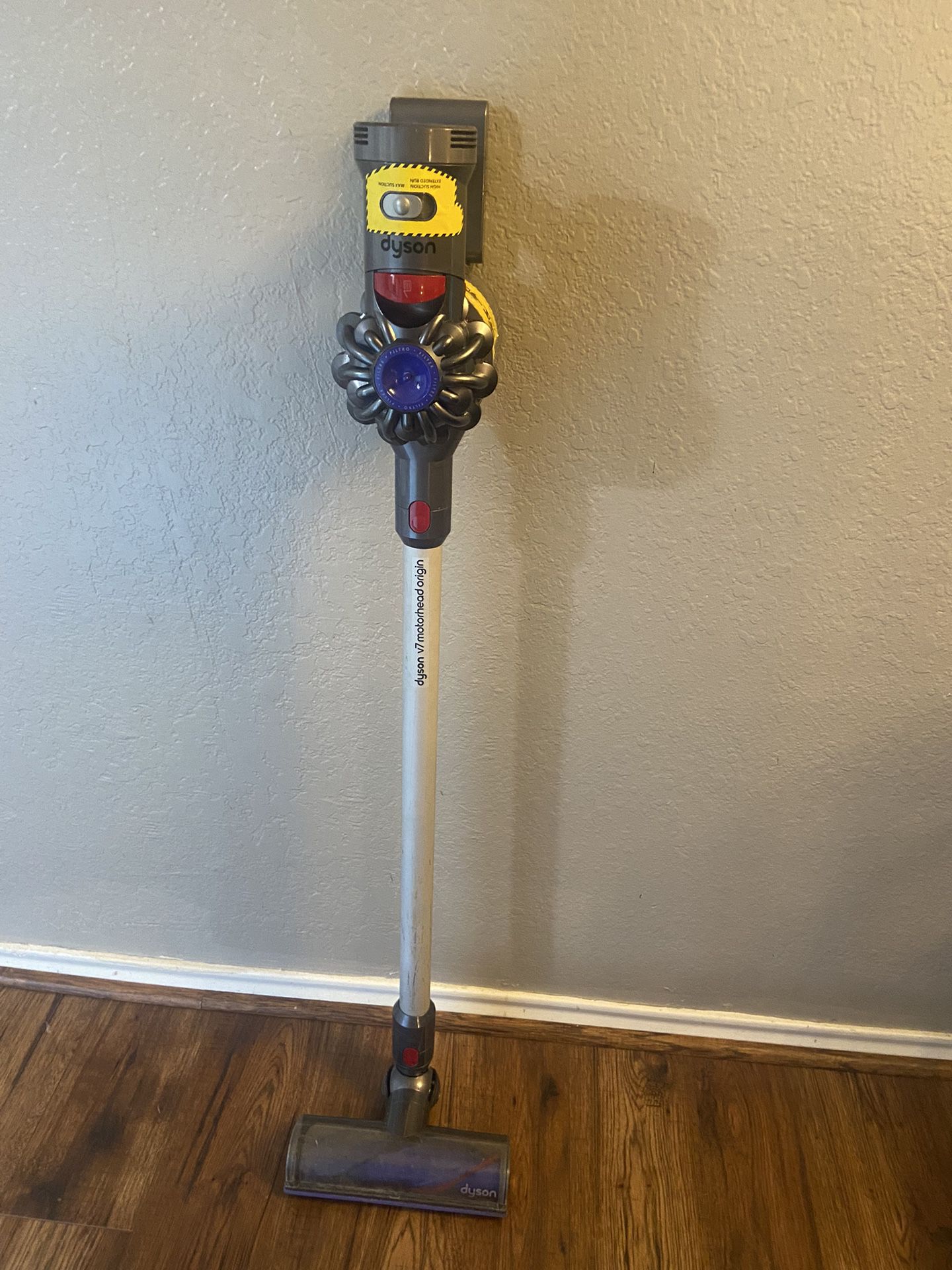 Dyson For Parts NOT Working Comes With Charger