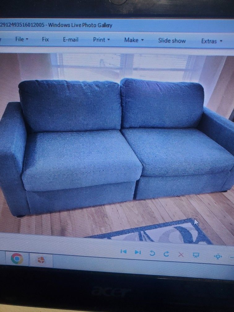 Like New Navy Blue Loveseat W/2 Pillows