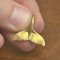 925 sterling silver v27 1.61g 0.5 inch whale tail gold tone pendant  