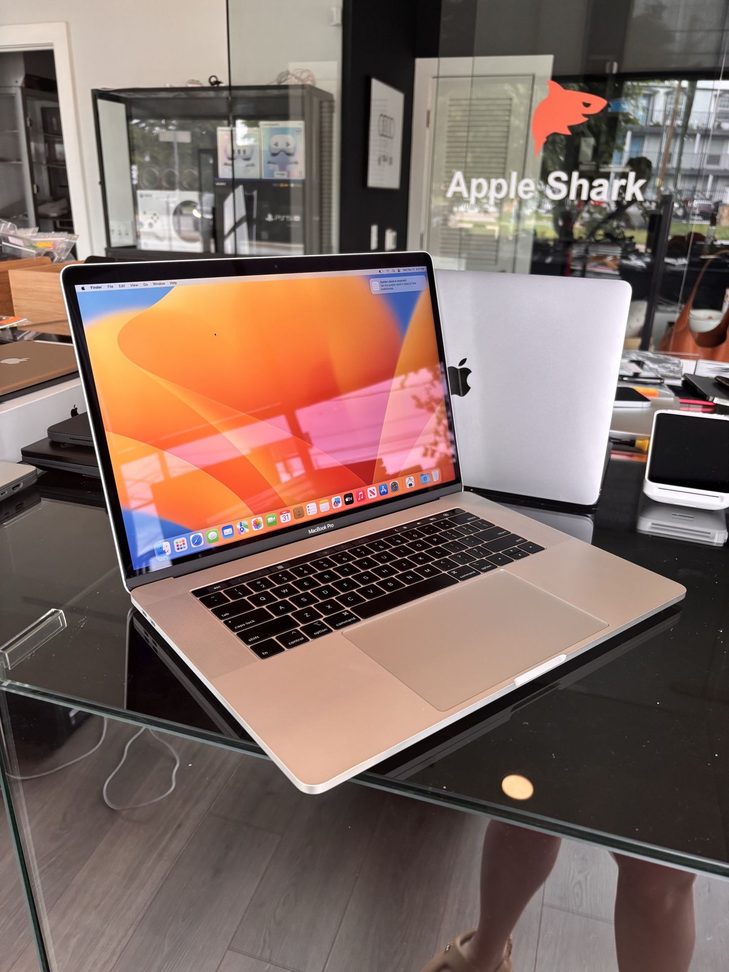 Apple 15” MacBook Pro Core i7 16GB Ram 512SSD! 90 day warranty! We offer financing!