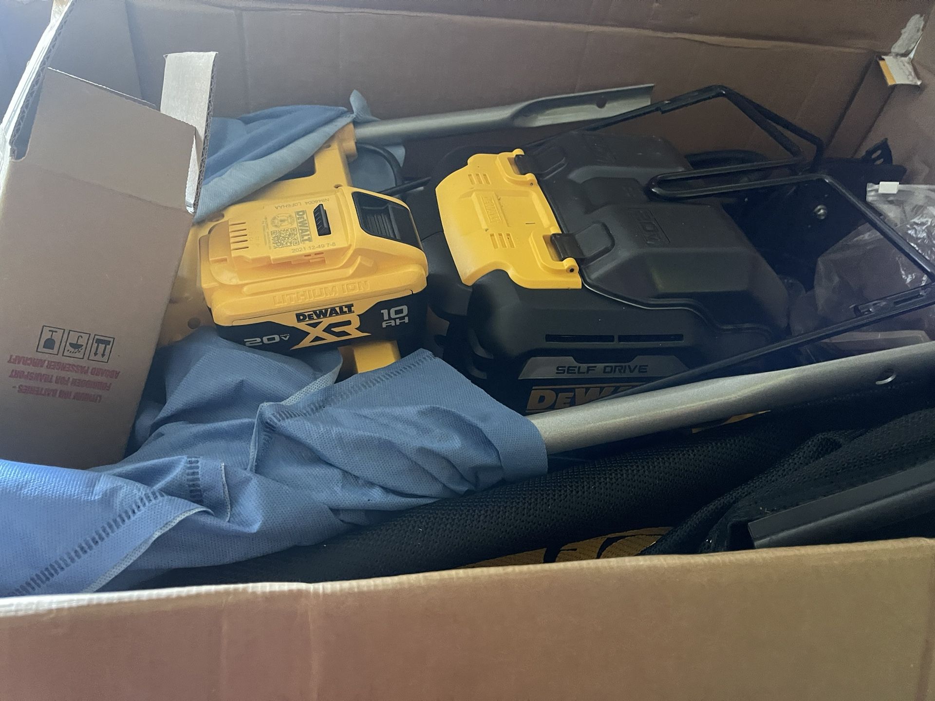 Dewalt  Lawnmower  Costumer Return Come W 2 10Ah Battery And 2 Chargers