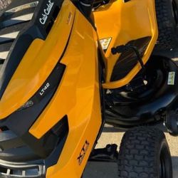 CUB-CADET GAS 42"IN ZERO TURN LAWN TRACTOR 