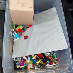 Lego Lot 40+ Minifigures & A Bin Of Bulk Bricks