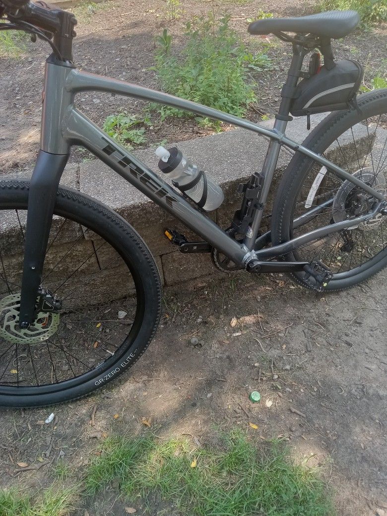 Trek Dual Sport 3 Hybrid Bike Size MEDIUM