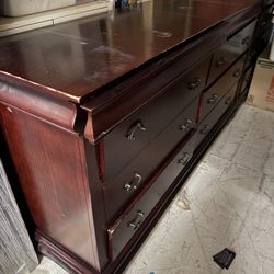 Dresser good condition spacious drawers