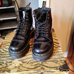 DOC MARTINS (MADE IN ENGLAND)