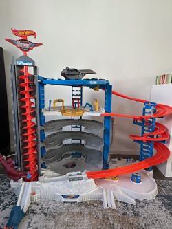 Hot Wheels Super Ultimate Garage + Free additional set