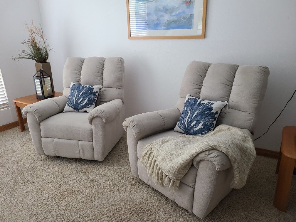 2 RECLINER CHAIRS
