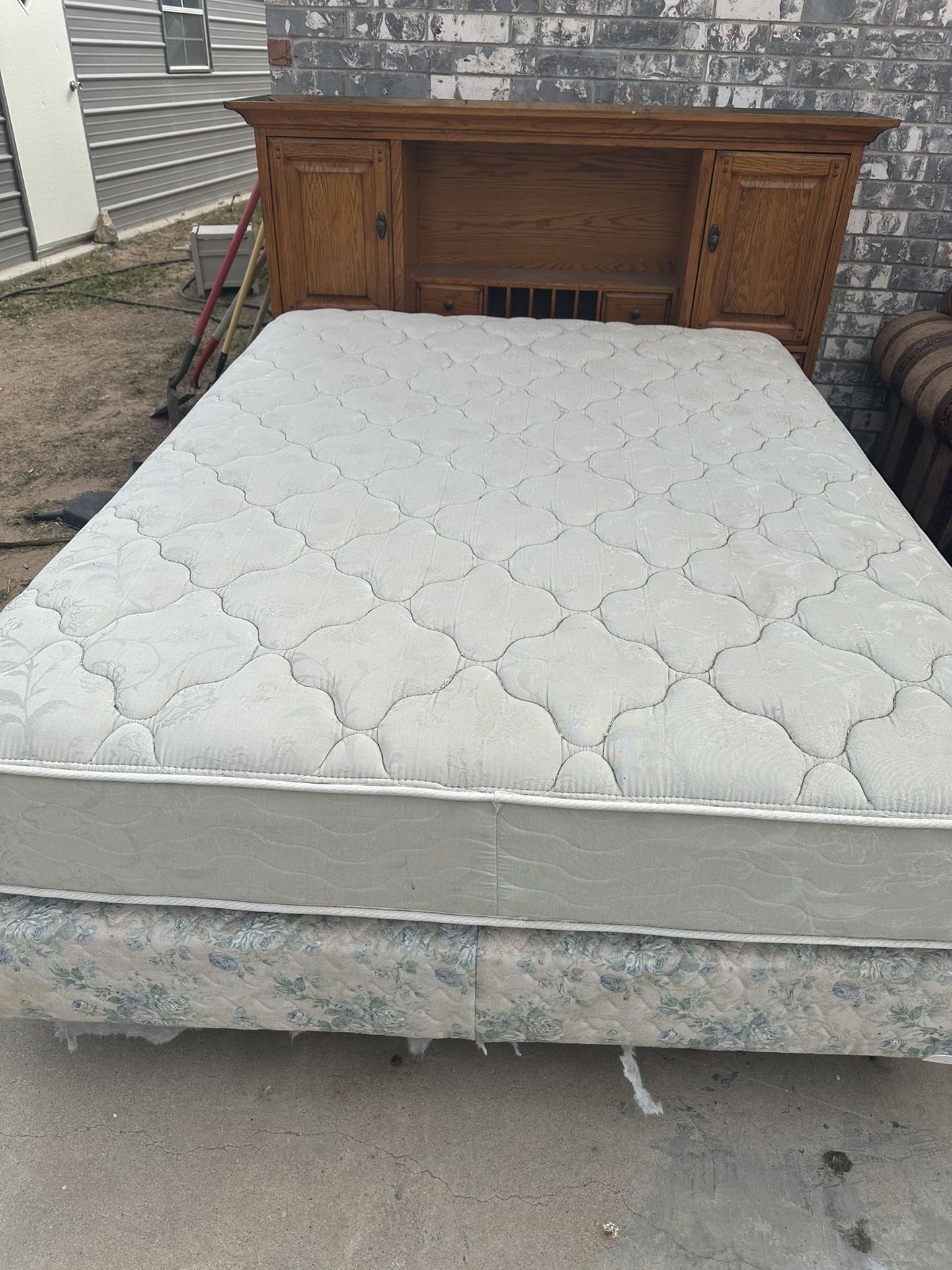 Solid Wood Queen Bedframe Mattress Box Spring Rails 30 for Sale in El