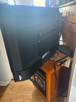 Large Flat Screen TV 32”in Vizio