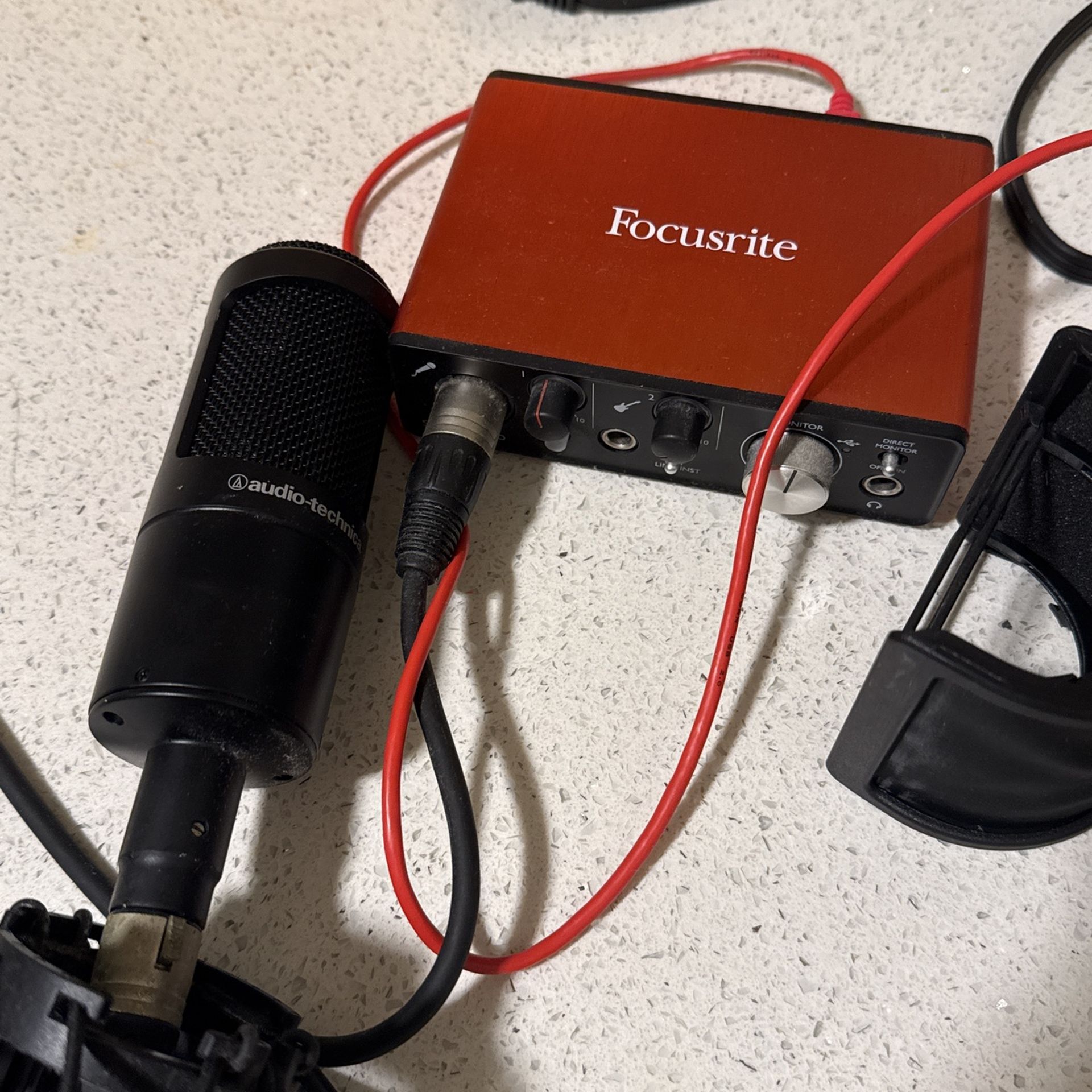 At2035 Cardioid Mic With Scarlet Solo