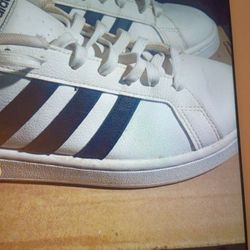 CLASSIC ADIDAS WHITE SHELLTOE SNEAKERS. UNISEX