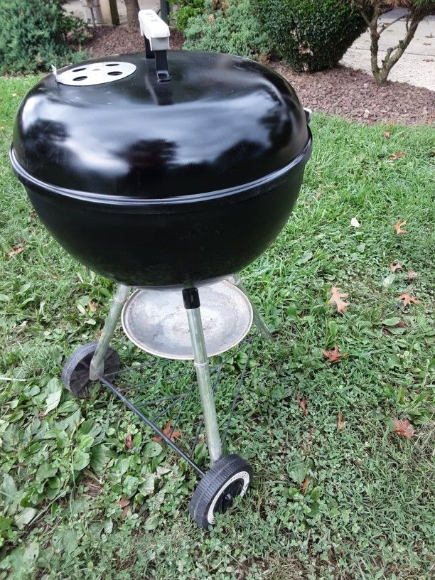 Weber Charcole Grill .. Kettle Style Perfect Shape....w/ Cover