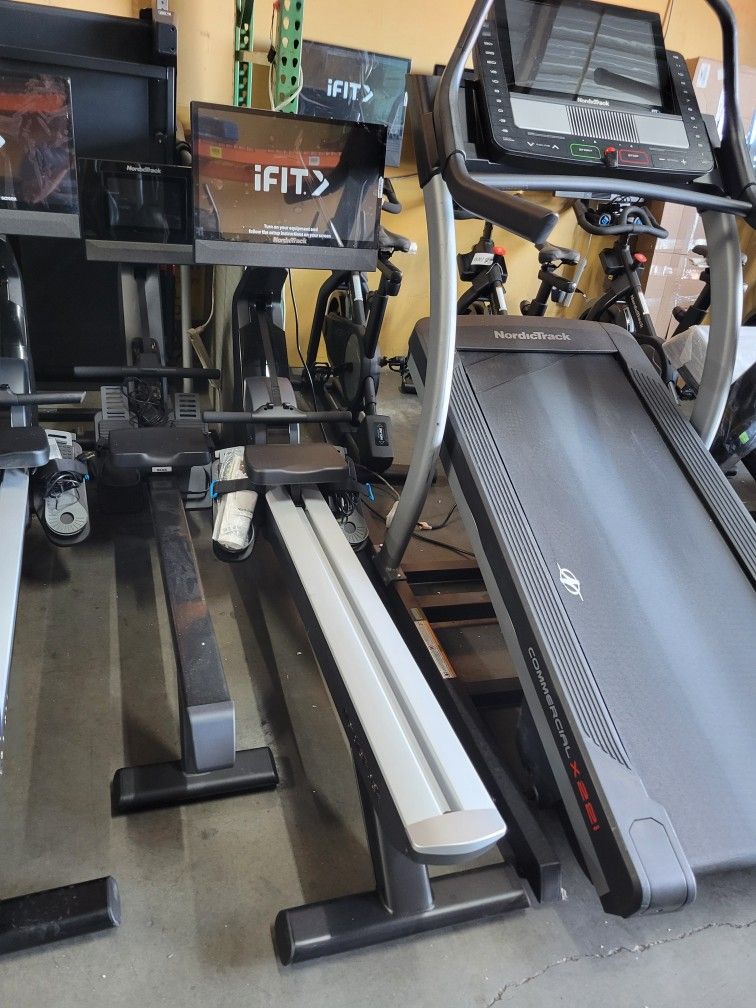 FULLERTON -  2025 Nordictrack RW900 Rowing machine   - 24" ifit screen  - swivel / Tilt - 1000$