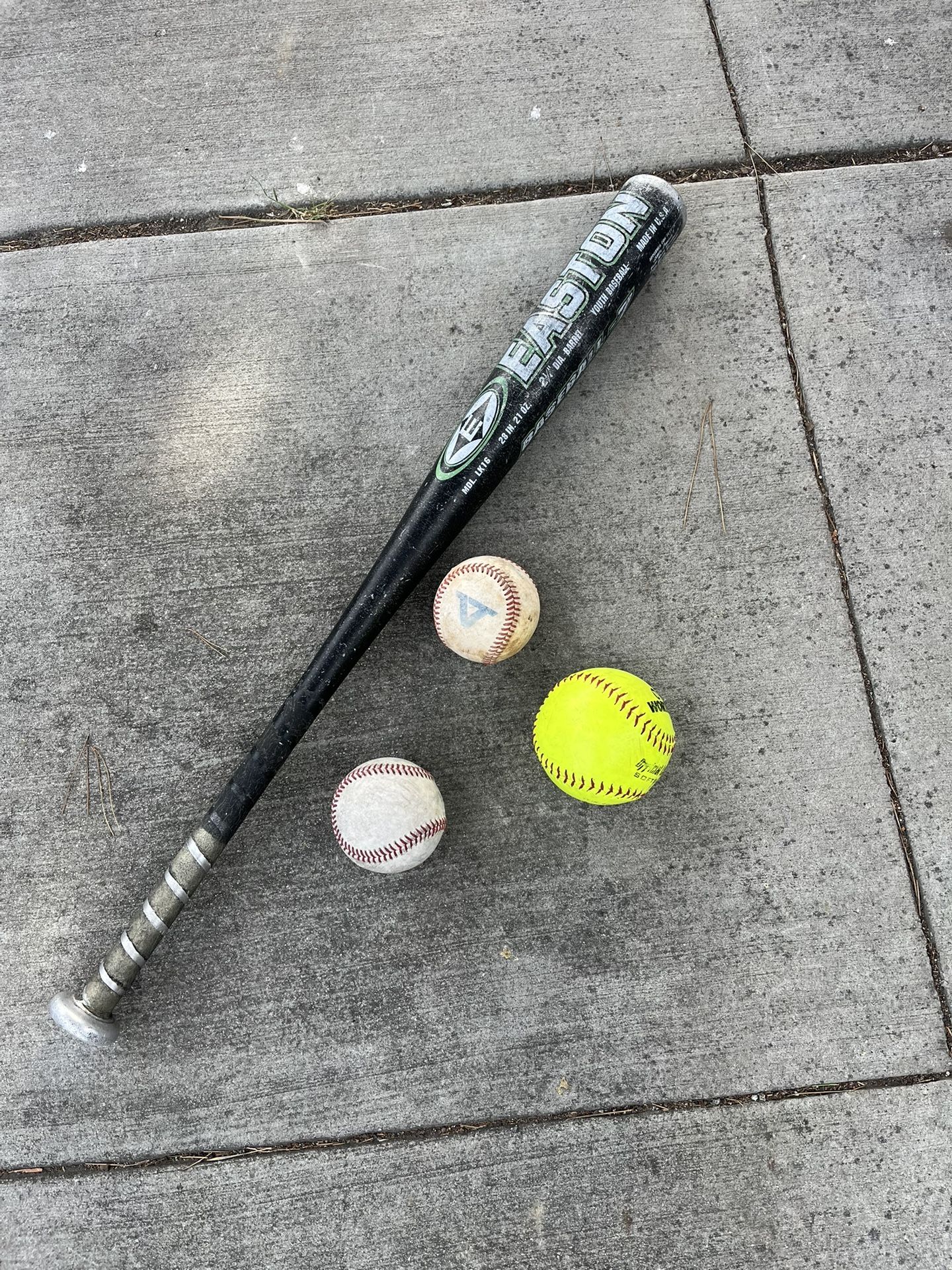 Baseball Bat & Balls - Youth Magnum Easton 28 Inch & 21 Oz. with 2-1/4 Inch Diameter Barrel Baseball-7 Bat. Model: LK16.