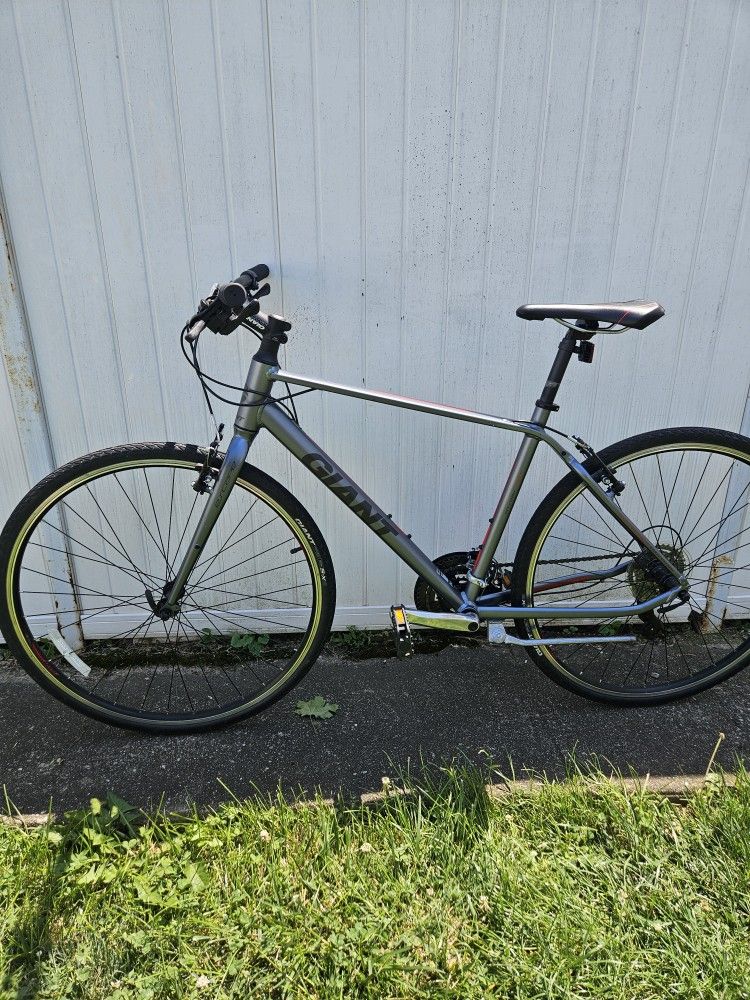 Like New! Giant ESCAPE 3 Hybrid Bike