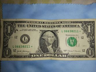Billete de un dólar con ⭐ estrella en el número de serie