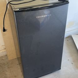 Mini fridge W/ Freezer 