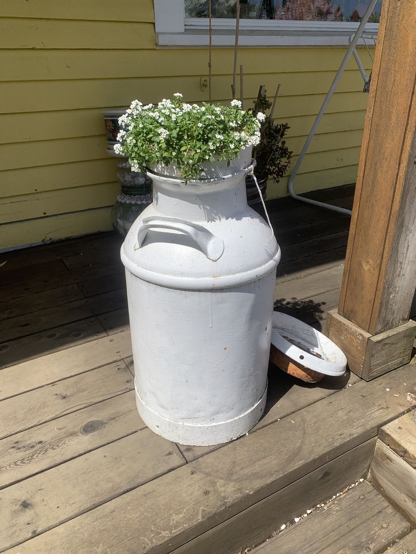 Yard Art Milk Cans Antique 2 / 60$