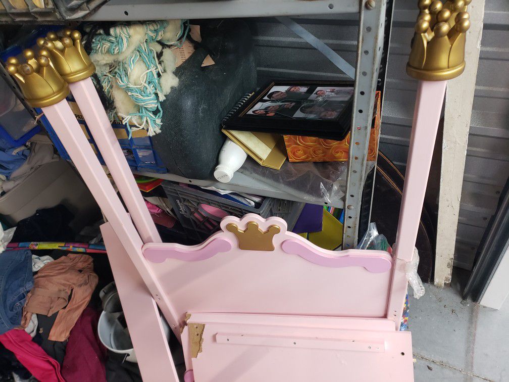 Free FREE FREE Please Read Girls Princess BED Serious INQUIRIES ONLY-CAN PLACE OUTSIDE